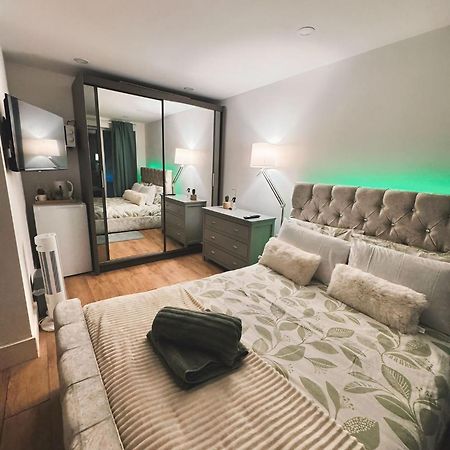 Tropical Room With Private Bathroom And Patio London Luaran gambar