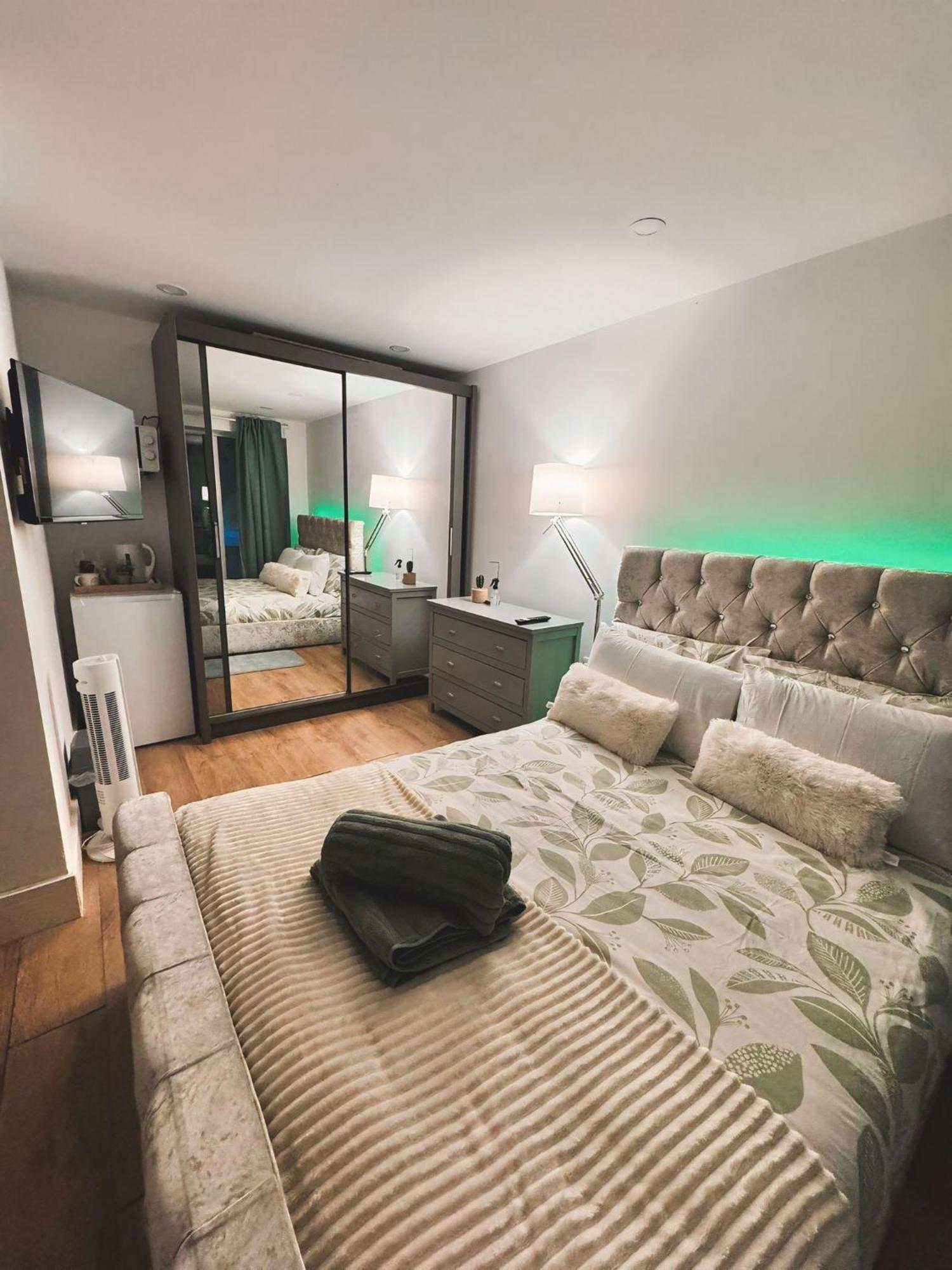 Tropical Room With Private Bathroom And Patio London Luaran gambar